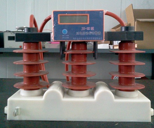 Intelligent monitoring metal oxide surge arrester for switchgear